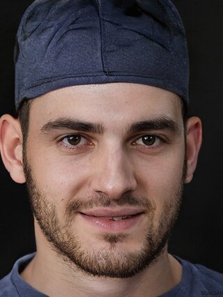 وسم بديل للصورة: رجل يرتدي قبعة طبية سوداء، يبتسم، خلفية داكنة.